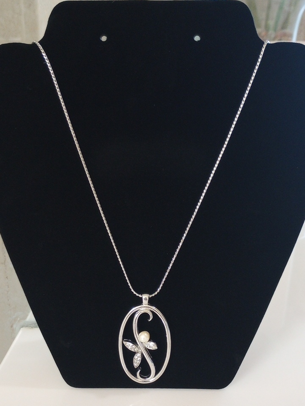 Nina Ricci Faux Pearl & Crystal Necklace - Picture 3 of 8